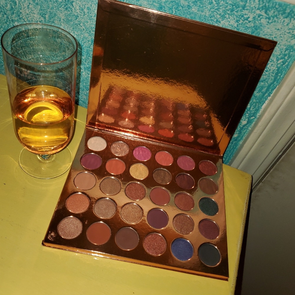 Christine 505 Cosmetics eyeshadow palette - Picture 3 of 3